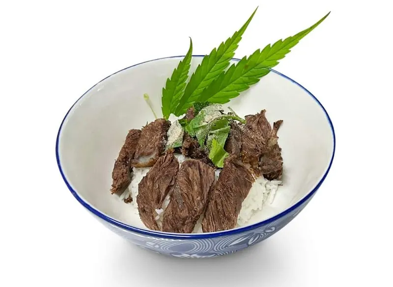 มา ลอง กัญ ก๋วยเตี๋ยวเนื้อตุ๋นกัญชา & Cannabis Drink