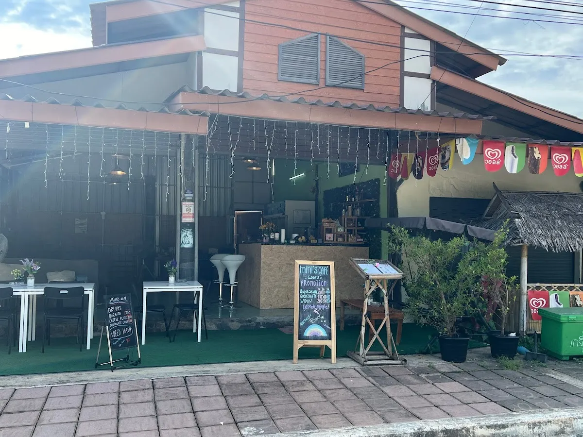 Mini's café bar & cannabis shop