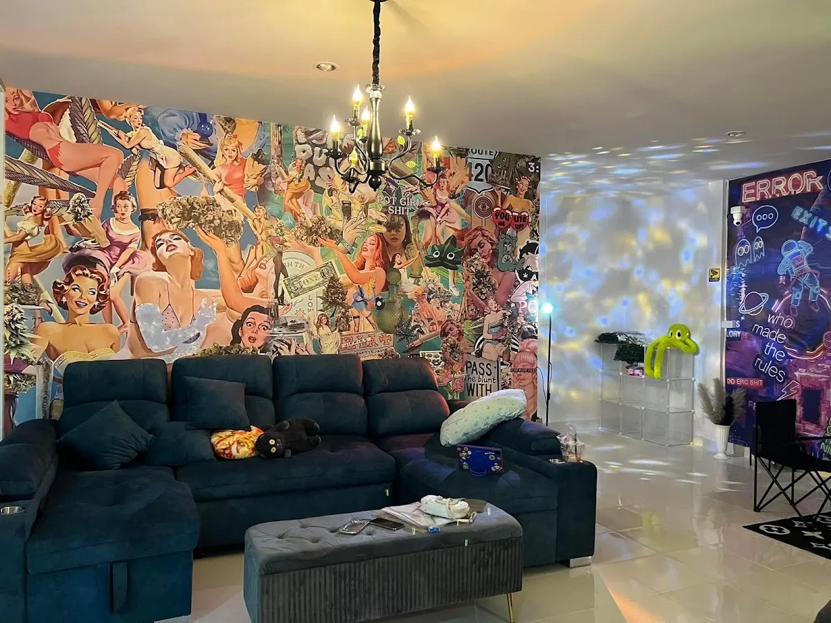 NO.1 CANNABIS SHOP 𝑩𝒀.𝑳𝑨&𝑮𝑮 (ร้านกัญชา)