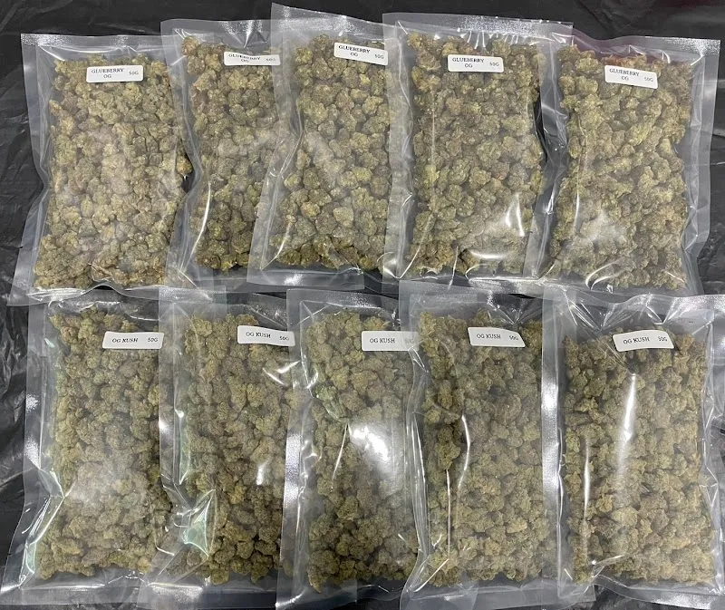 ไร่.. มีกาญและกัญ Cannabis Store & Farm