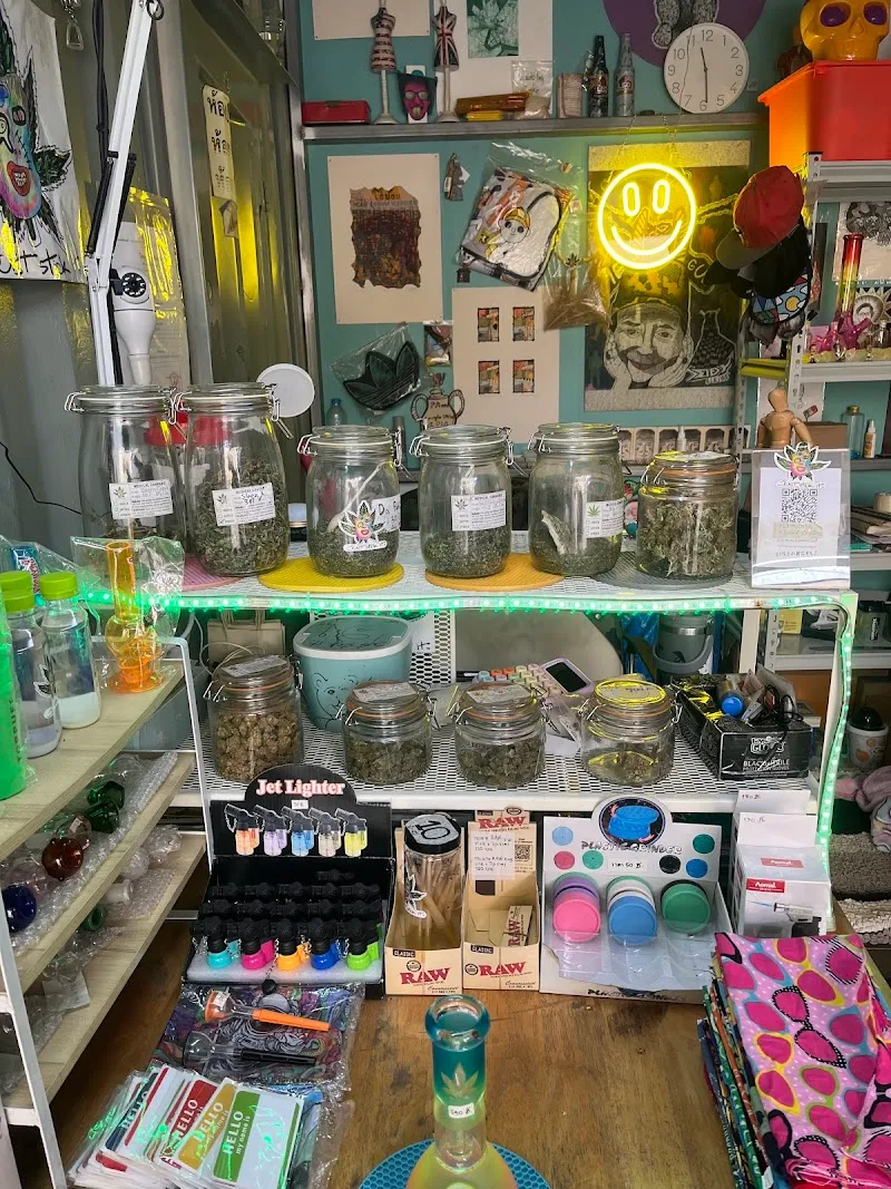 ร้านกัญชา Just stick it. "จัส สติก อิส" จันทบุรี