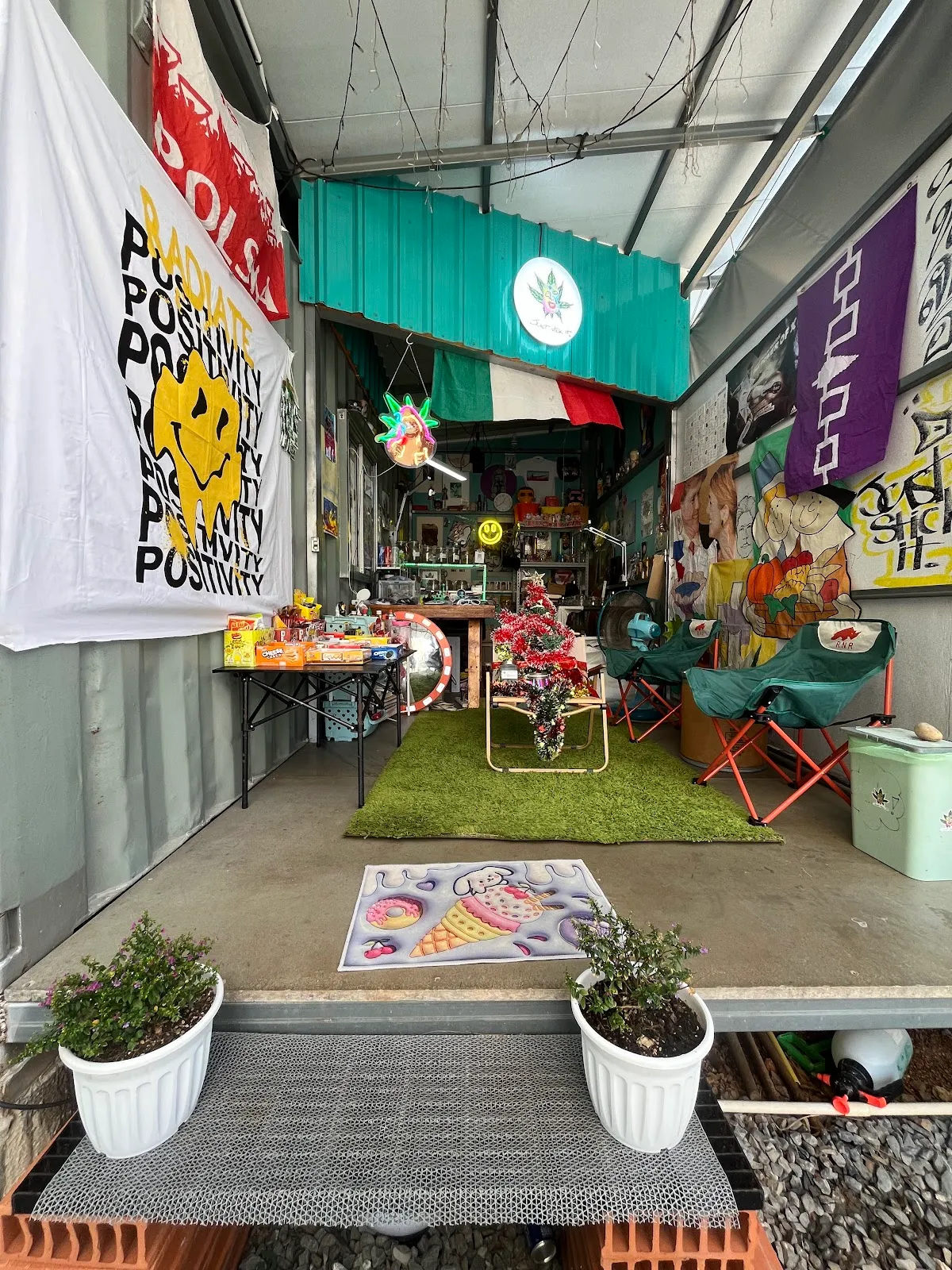 ร้านกัญชา Just stick it. "จัส สติก อิส" จันทบุรี